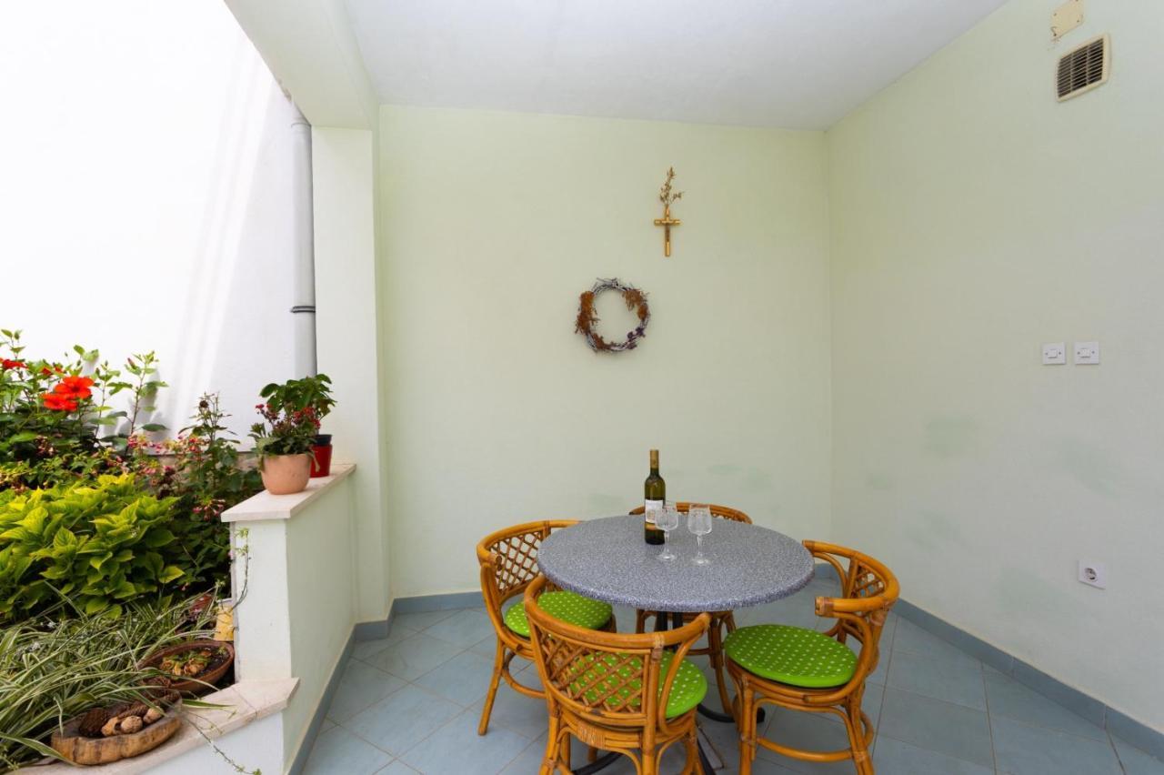 Apartmani Vranjes Podgora Exterior photo