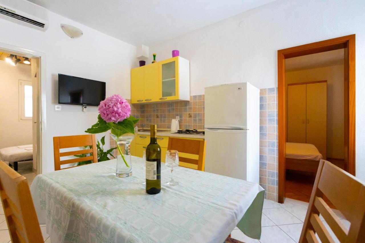 Apartmani Vranjes Podgora Exterior photo