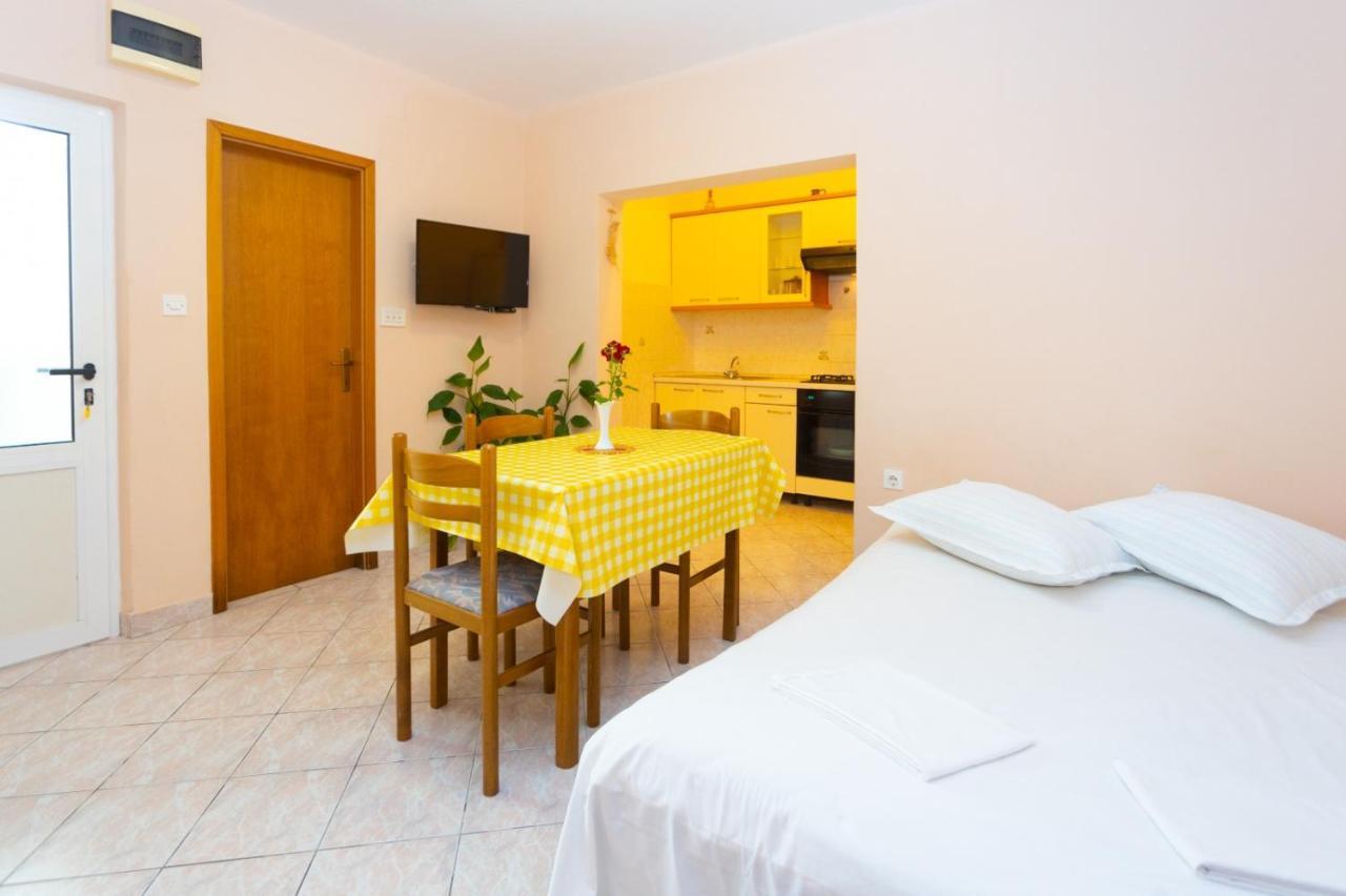 Apartmani Vranjes Podgora Exterior photo