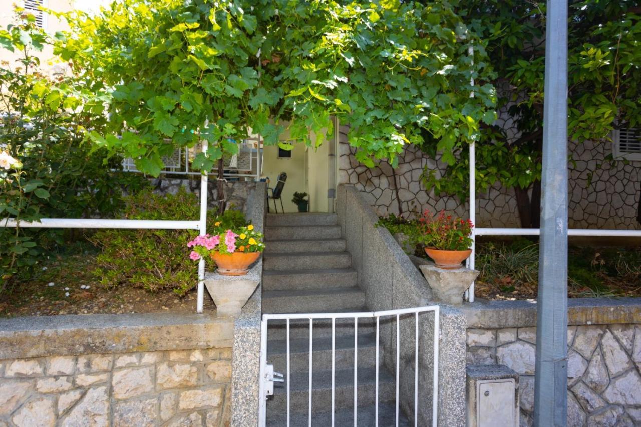 Apartmani Vranjes Podgora Exterior photo