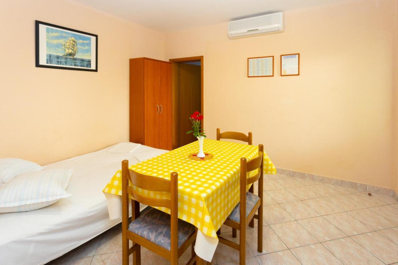 Apartmani Vranjes Podgora Exterior photo